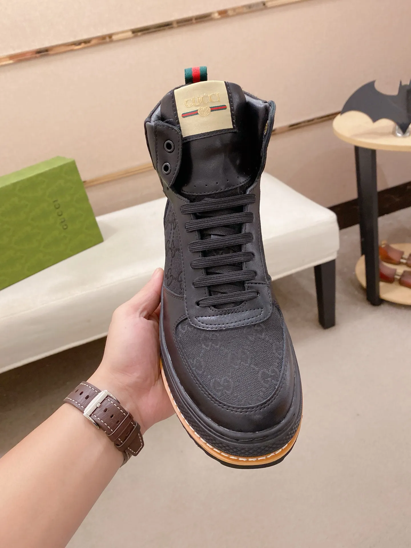 Men's shoes 💰 440 💰 High-quality new high-top GUCCI counters are on the market at the same time. The new men's shoes, 😘fabrics are selected imported cowhide, lining: sheepskin lining. 👍🏿 High-end ☄️ air-cushion molded anti-slip rubber outsole, exquisite lines, simple and elegant, comfortable and high-end for leisure travel. Code number: 38 to 44 (45 can be customized and cannot be returned or exchanged)